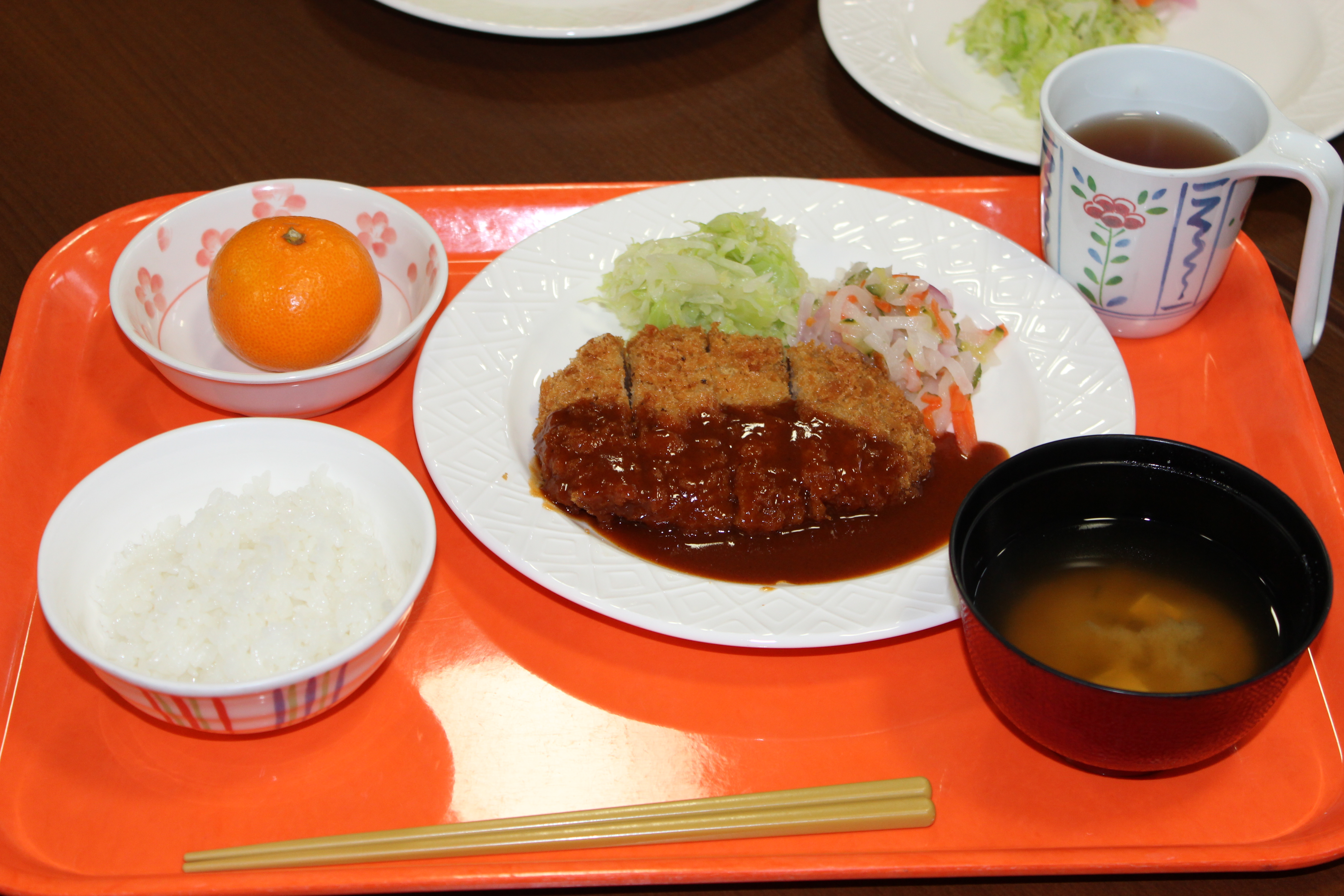 揚げたてビーフカツ配膳