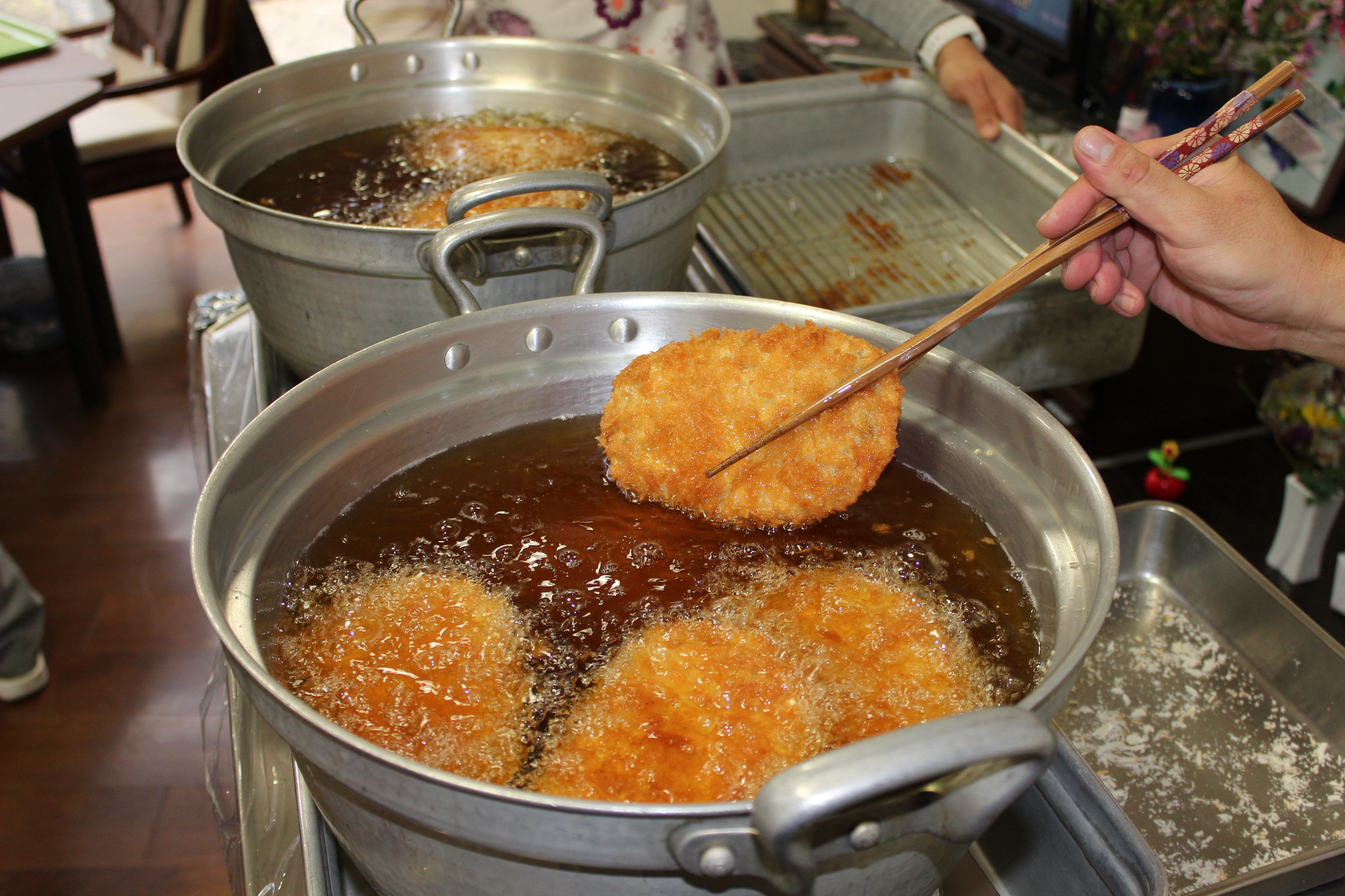 揚げてるビーフカツ