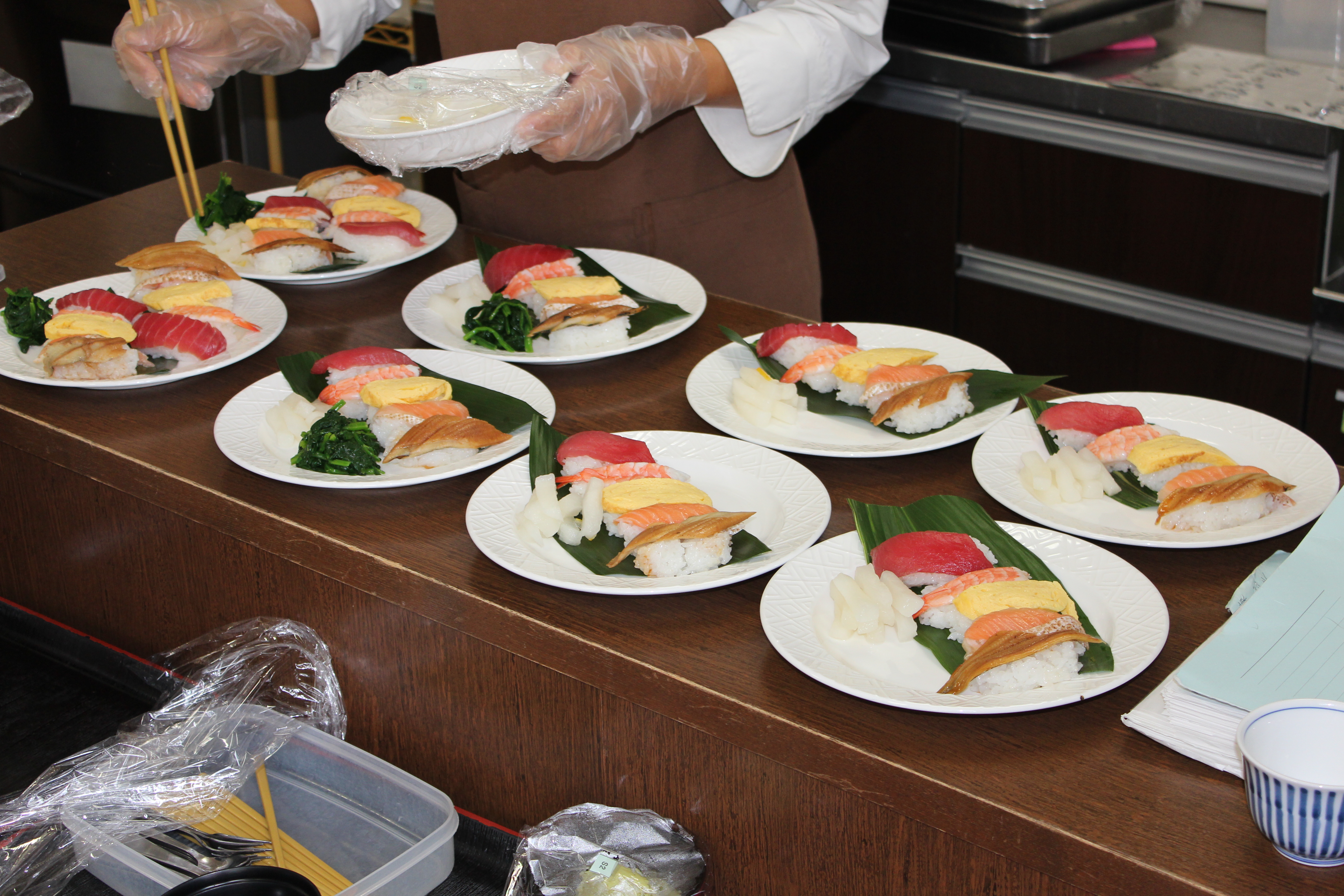 にぎり寿司ならべ中